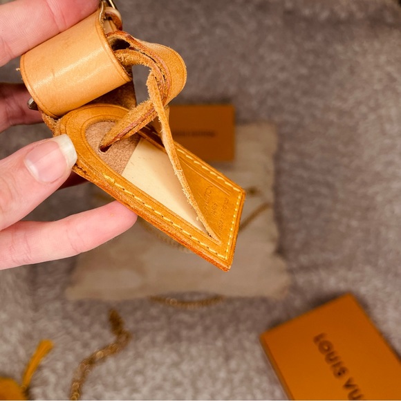 LOUIS VUITTON Poignet and Luggage Tag Set in Vachetta Leather - Picture 6 of 8